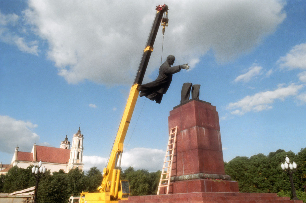 Демонтаж памятника. Памятник Ленину в Вильнюсе. Ленин Vilnius pamyatnik. Снесение памятника Ленина. Статуя Ленина в Вильнюс.