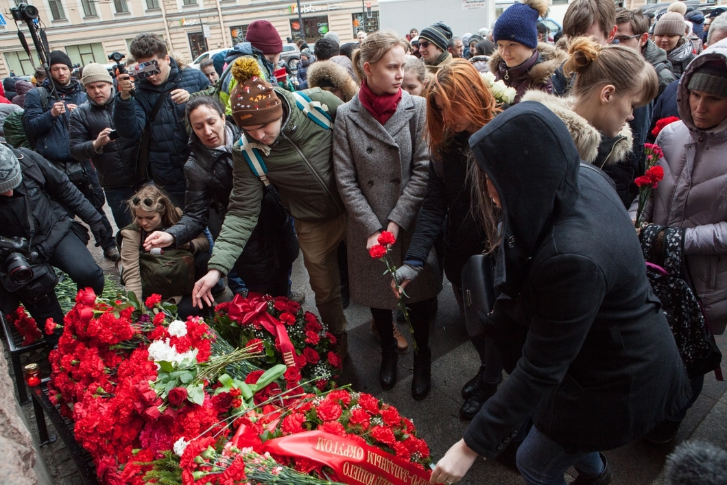 Компенсация спб. Погибшие в теракте лица. Теракт в Казани погибшие. Похороны погибших в теракте в Ижевске. Теракт в метро Питера 2017 террорист смертник.