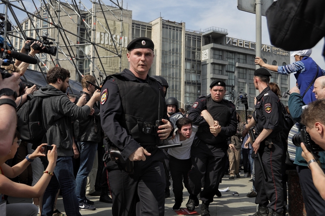 Экономическая полиция. Полиция экономика. Спецсредство против толпы людей американские виды.