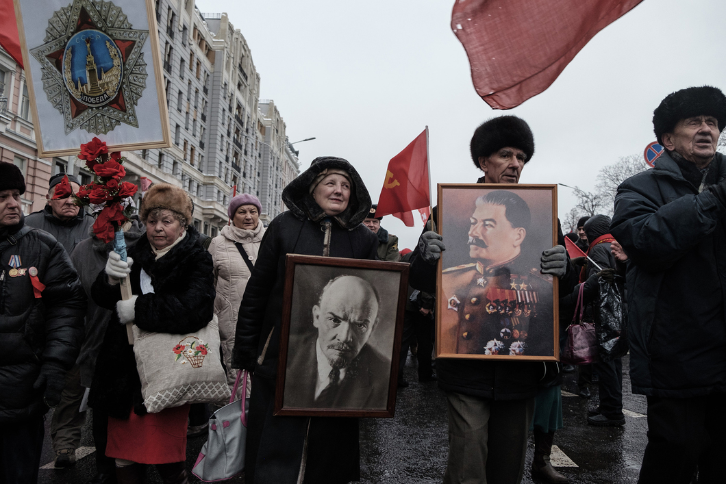 Во время шествия КПРФ, посвященного 99-ой годовщине Октябрьской революции в Москве. ФОТО Антон Карлинер/SCHSCHI — специально для «Новой газеты»