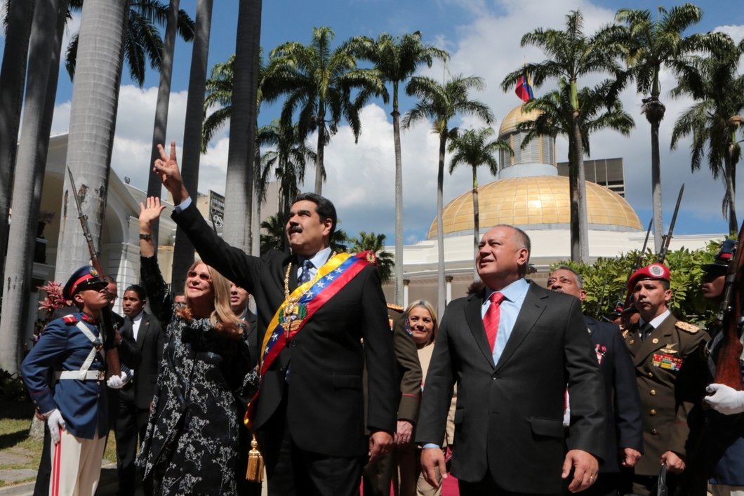Еще 14 января Николас Мадуро (на своей инаугурации) чувствовал себя уверенно в стране, разоренной жесточайшим экономическим кризисом. Фото: Reuters