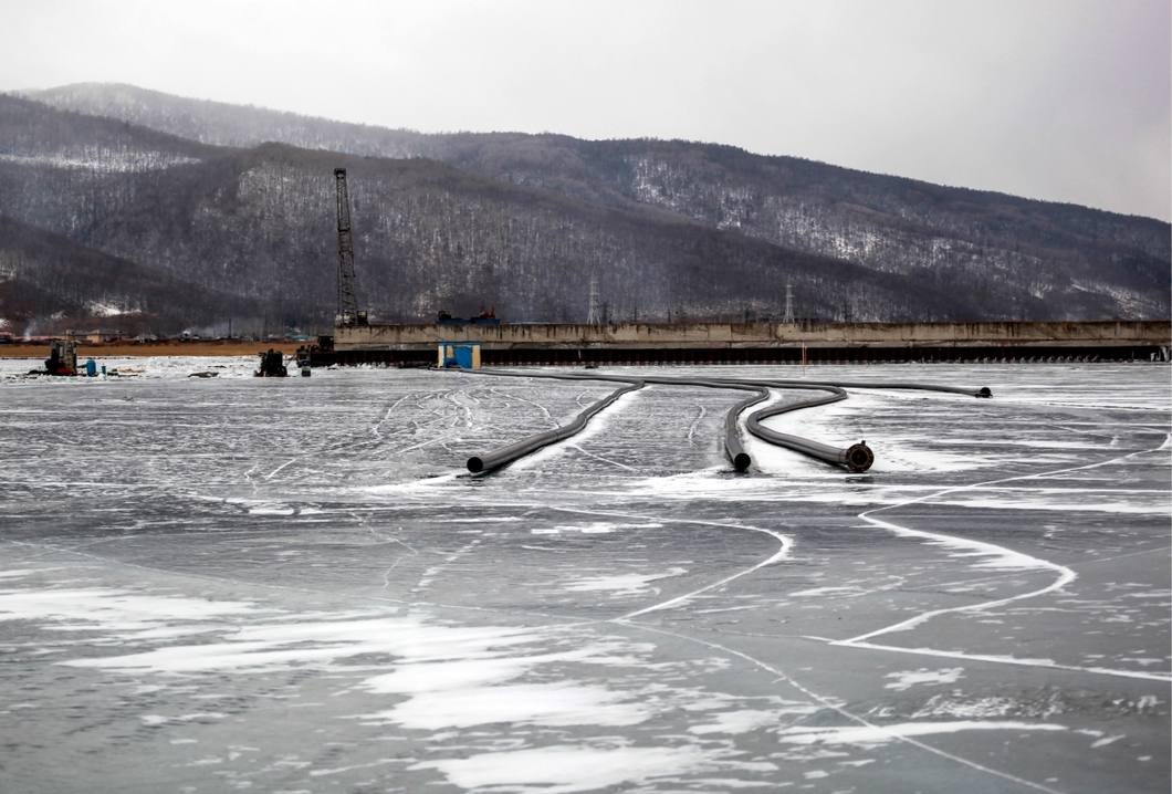 Строительство завода компании «Аквасиб» по розливу байкальской воды в поселке Култук. Фото: Кирилл Шипицин/ТАСС