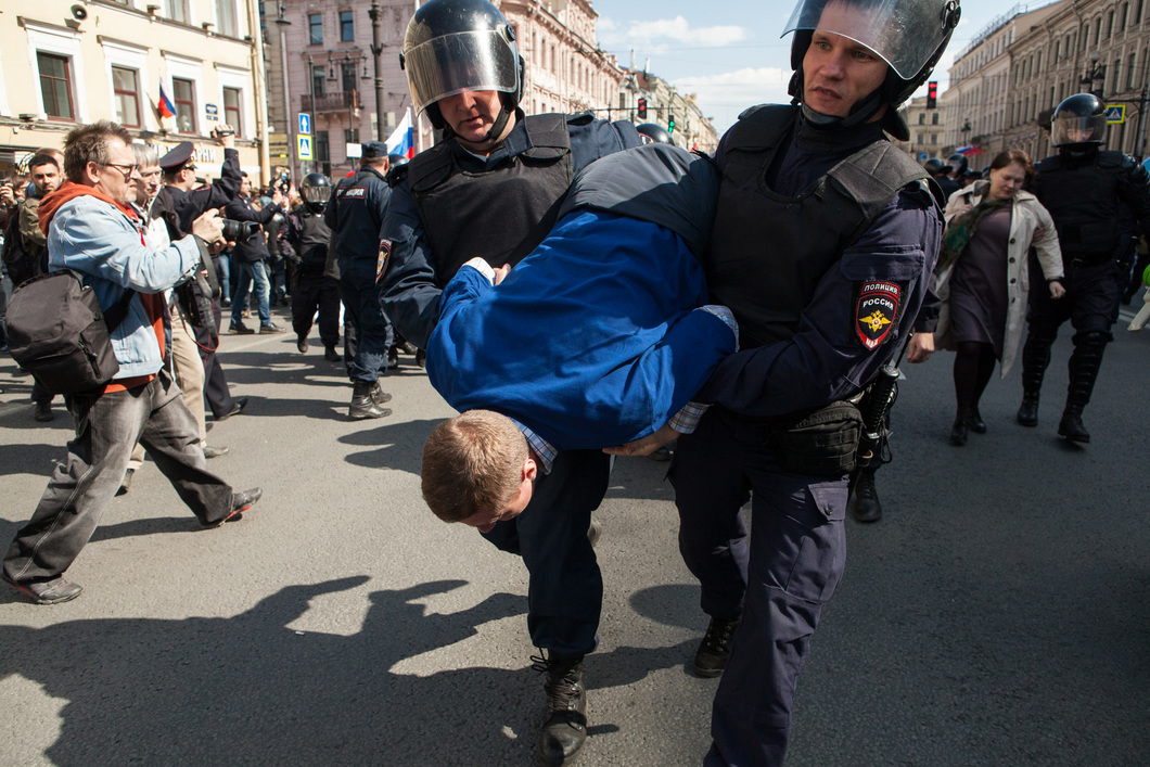 Нарушение свободы человека. Разгон демонстрантов в Петербурге. Задержание демонстрантов. Нарушение прав.