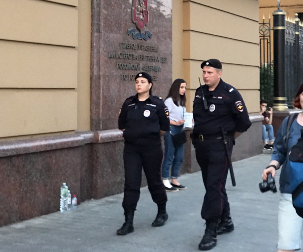 Дело в полиции. Полиция в деле. Полицейское дело. Журналисты МВД. Диего дел полиции.