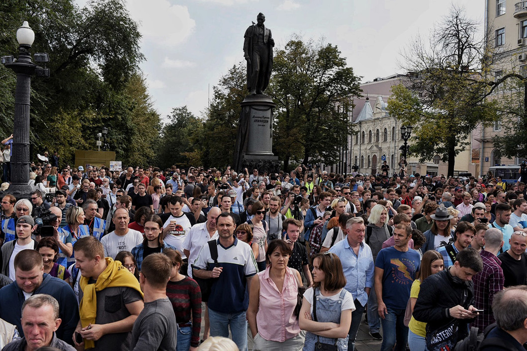 27 августа человек. Фото с шествия в центре Москвы. Митинг в поддержку незарегистрированных кандидатов в Мосгордуму.