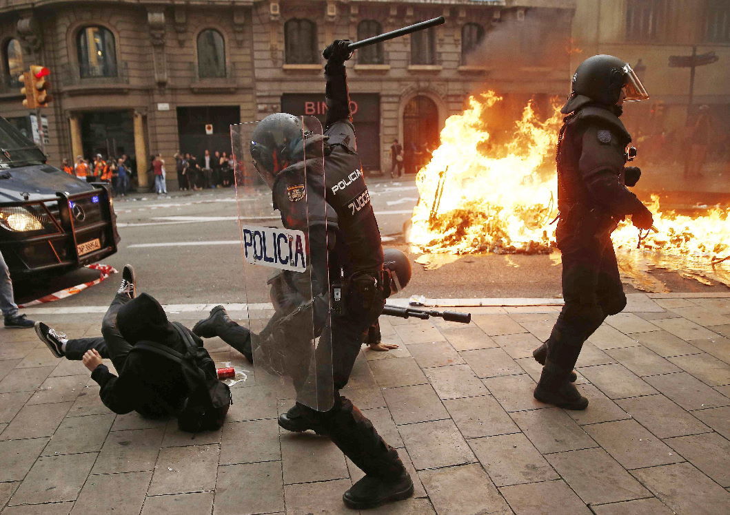 17 октября 2019 года, многотысячная акция протеста в Барселоне. Фото: EPA