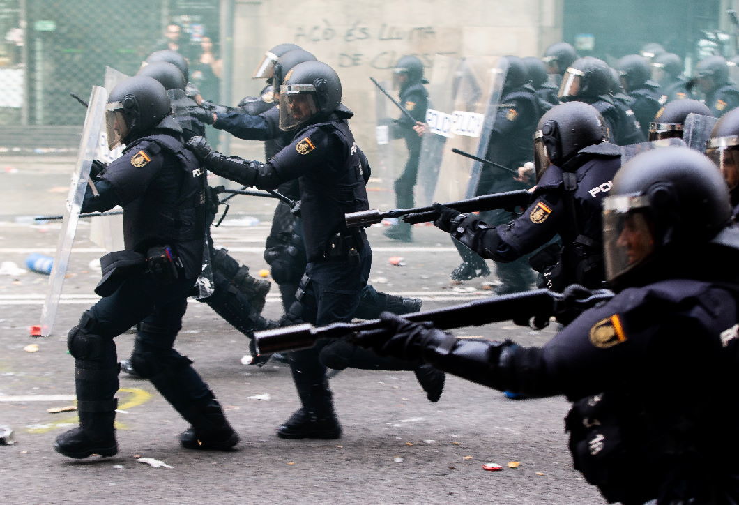 Столкновения с полицией в Барселоне. 17 октября 2019 года. Фото: EPA