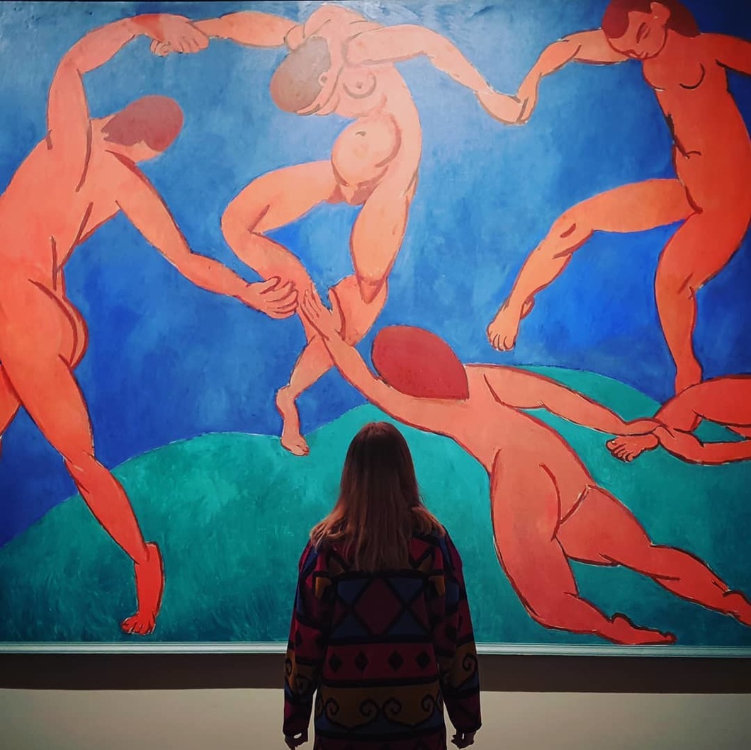 Посетительница Эрмитажа возле полотна Анри Матисса "Танец". 
