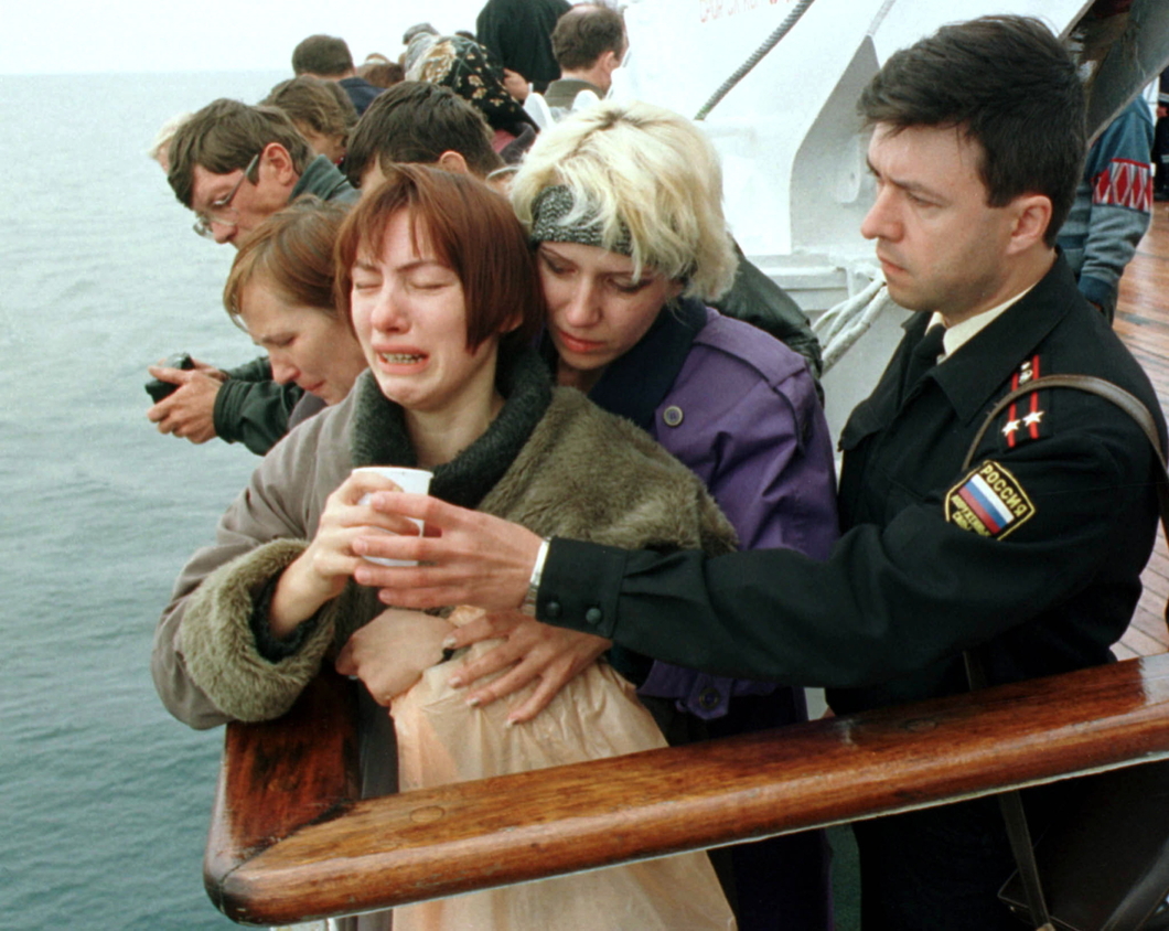 Родные погибших моряков в районе затопления «Курска». Август 2000 года. Фото: Reuters Родные погибших моряков в районе затопления «Курска». Август 2000 года. Фото: Reuters