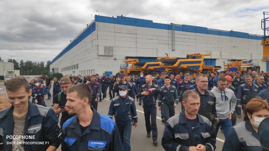 На предприятиях Беларуси рабочие продолжают выходить на массовые забастовки