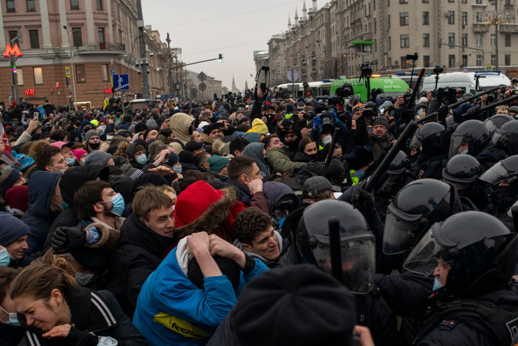 Европа обвинила. Пушкинская площадь 1967 протест. Пушкинская протесты фонарь. Украинцы на площади в Европе протесты 2022 вверх ногами.