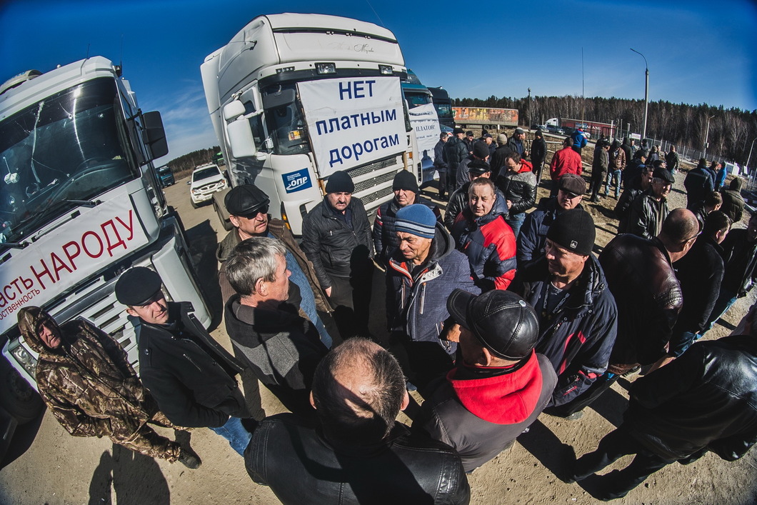 Против платона. Дальнобойщики против Платона. Забастовка дальнобойщиков. Забастовка дальнобойщиков в России. Протест дальнобойщиков против Платона.