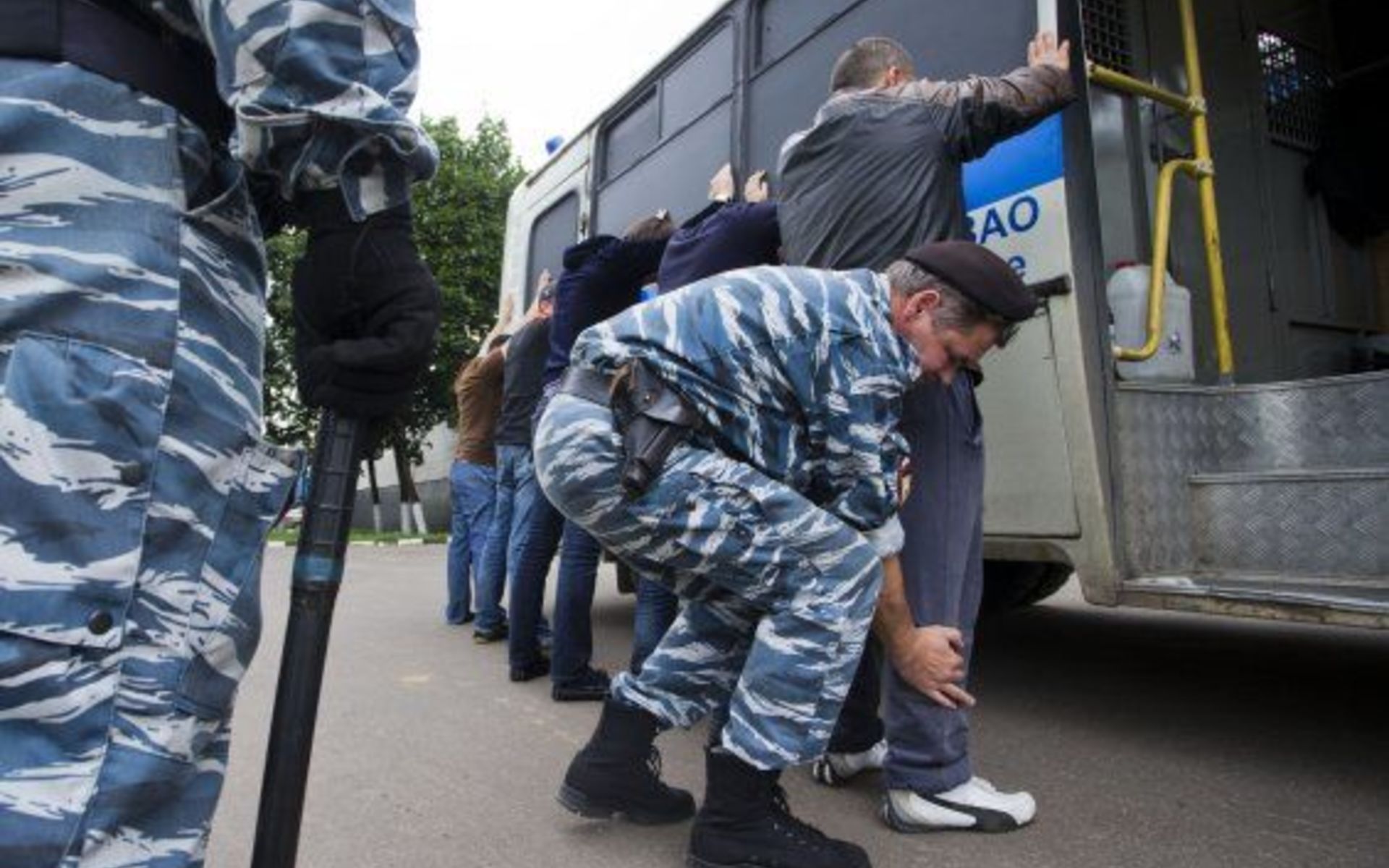 Полицейский обыскал подозреваемую